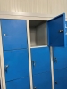 Lockerkast 15 deurs lichtgrijs met blauwe deuren incl. stofkap 76317