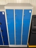 Lockerkast 15 deurs lichtgrijs met blauwe deuren incl. stofkap 76315