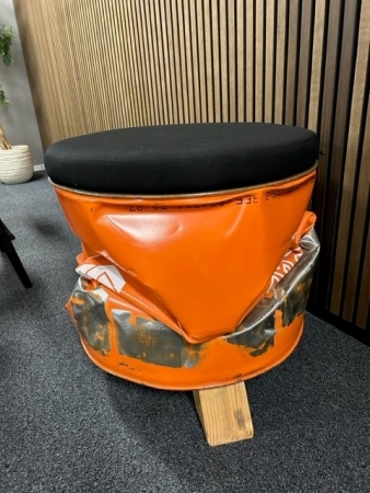 C-Barrel met poten en zitkussen (showroommodel)