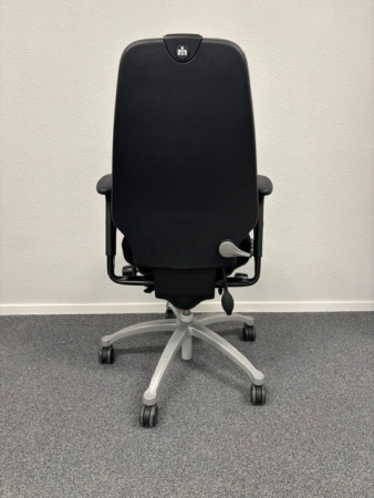 RH Logic 400 met 8E (zw) armleggers