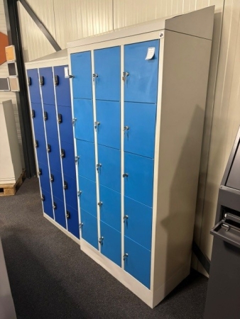 Lockerkast 15 deurs lichtgrijs met blauwe deuren incl. stofkap