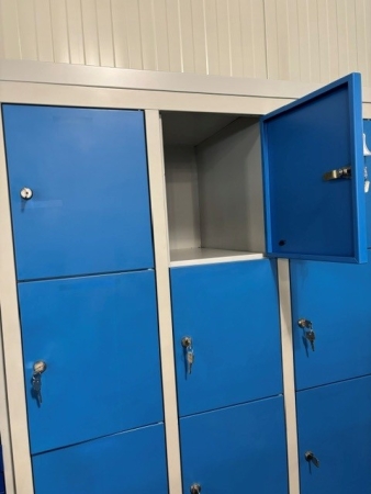 Lockerkast 15 deurs lichtgrijs met blauwe deuren incl. stofkap