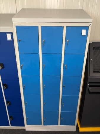Lockerkast 15 deurs lichtgrijs met blauwe deuren incl. stofkap