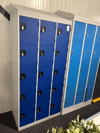 Lockerkast 15 deurs lichtgrijs met donkerblauwe deuren incl. stofkap