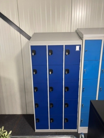 Lockerkast 15 deurs lichtgrijs met donkerblauwe deuren incl. stofkap