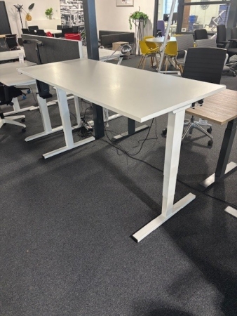 Bureau zit/sta 160x80cm elektrisch verstelbaar (jong gebruikt)