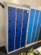 Lockerkast 15 deurs lichtgrijs met donkerblauwe deuren incl. stofkap